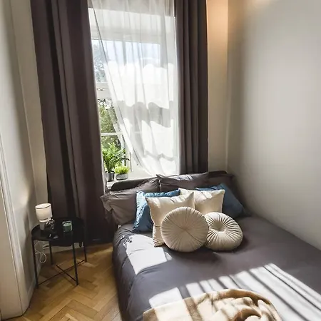 Daire Spacious 5-bedroom Art Nouveau - Valdemara *