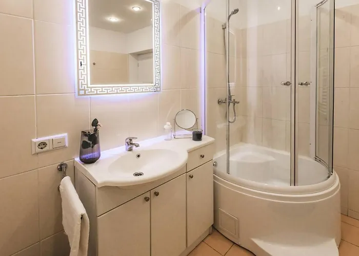 Dzīvoklis Spacious 5-bedroom Art Nouveau - Valdemara Riga