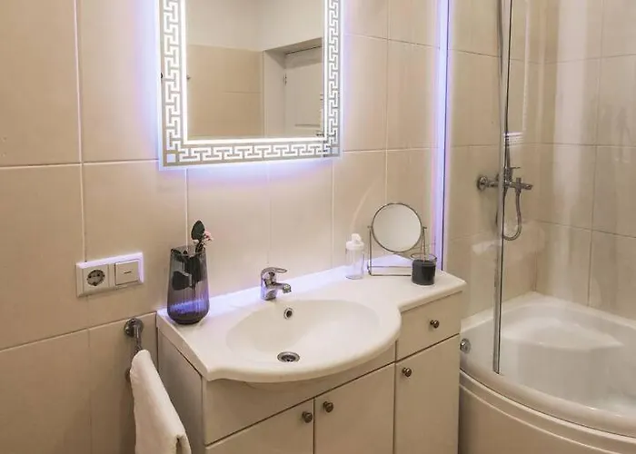 Spacious 5-bedroom Art Nouveau - Valdemara Dzīvoklis Riga